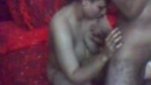 கொள்ளையடிக்கும் அழகி கல்லூரிப் பெண் ஒரு கறுப்பின மனிதனிடம் கழுதையைக் காட்டுகிறாள்