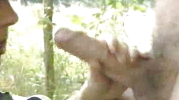 வெளிறிய தோல் வேசியான ஷீனா ரைடர் ஒரு சேவல் மீது பாய்ந்து பின்னால் இருந்து கடுமையாக மோதிக்கொண்டாள்