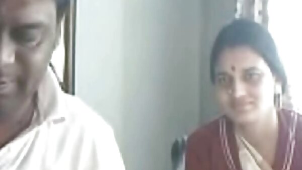 இந்திய ஹாட்டி தனது நனைந்த ஈரமான புஸ்ஸியில் ஆழமாக அறைந்தாள்