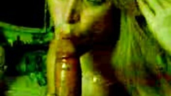 அழகான அழகி டீன் ஏன்ஸ்லி குளியலறையில் ஒரு டிக் உறிஞ்சும்