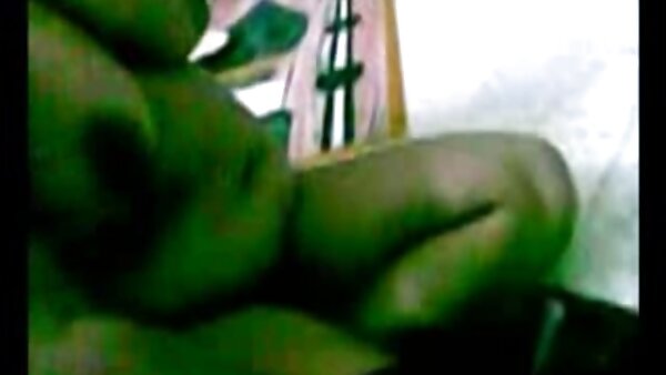 கவர்ச்சிகரமான பொன்னிற குழந்தை மண்டி டீ தனது ஈரமான ட்வாட்டை டில்டோவால் தேய்த்துக்கொண்டு கேமராவில் போஸ் கொடுக்கும் ஸ்டிக்கர்