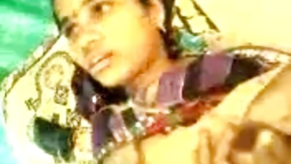 அழுக்கான கல்லூரிக் குழந்தை சோஃபி ஸ்டார் தனது அபிமான கழுதையையும் அவளது மேல்பாவாடையையும் காட்டுகிறாள்