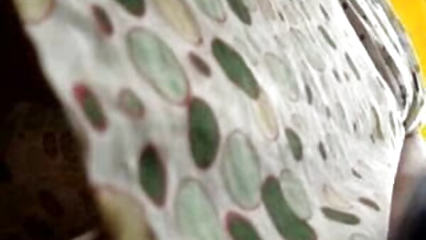 டார்ரிட் கருப்பு குஞ்சு ஹிப்னோடிக் ஒரு குஞ்சுகளை உறிஞ்சி மற்றொன்றால் புணர்கிறது